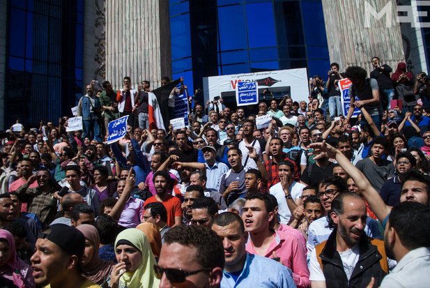 Επεισόδια στο Κάιρο: Δακρυγόνα και 50 συλλήψεις σε ογκώδη διαδήλωση [εικόνες & βίντεο] | iefimerida.gr 1