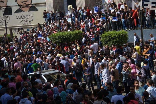 Επεισόδια στο Κάιρο: Δακρυγόνα και 50 συλλήψεις σε ογκώδη διαδήλωση [εικόνες & βίντεο] | iefimerida.gr 2