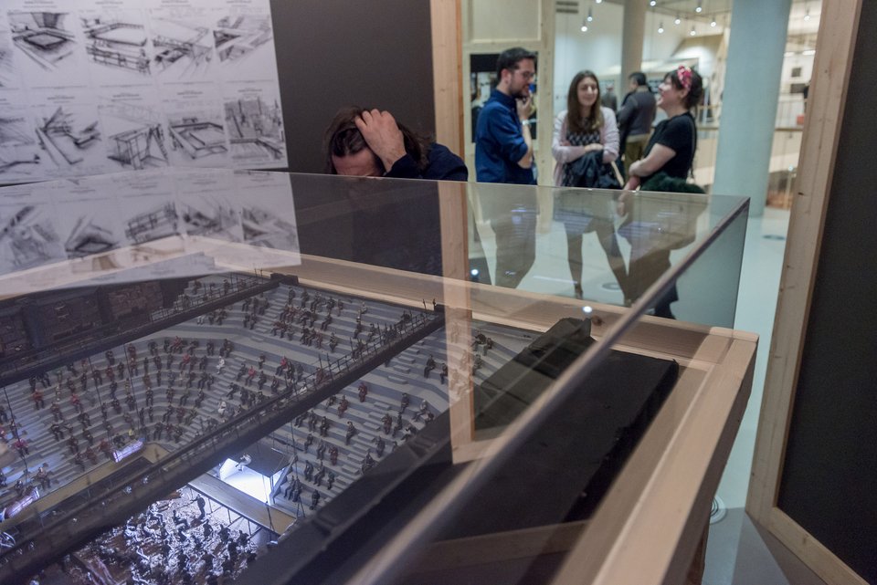 Ιστορικά σκηνικά του Στέφανου Λαζαρίδη στη Λυρική -Και αυτά που έφτιαξε για τους Duran Duran | iefimerida.gr 3