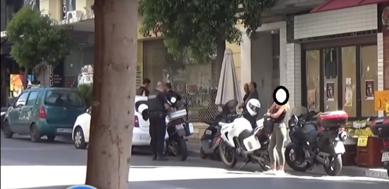 Αστυνομία κάτω από το σπίτι της νεκρής στην Πάτρα/ Φωτογραφία Patrastimes