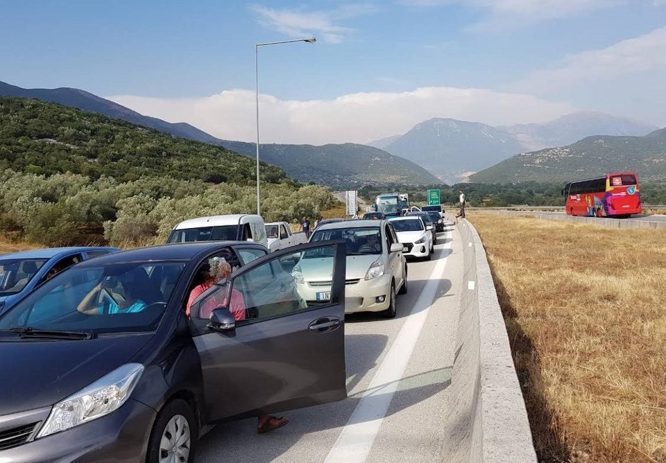 Μποτιλιάρισμα με τεράστιες ουρές στην Εγνατία Οδό εξαιτίας ενός... σκύλου [εικόνες] | iefimerida.gr 0