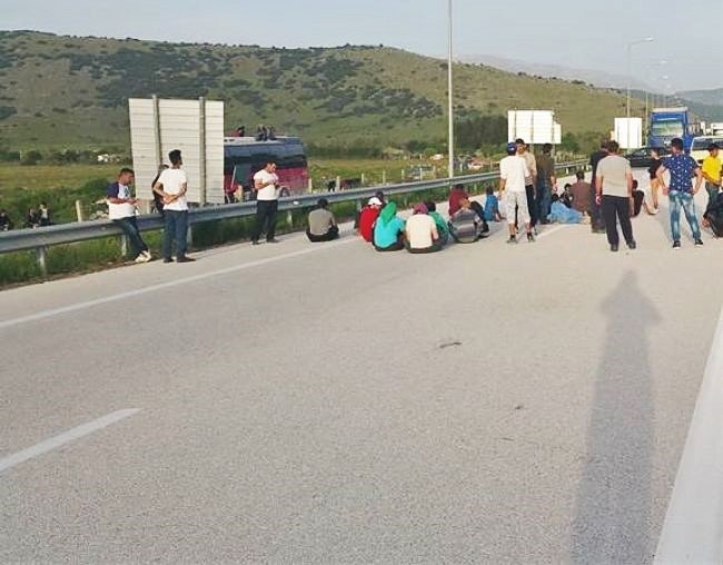 Στα «δύο» η Εγνατία Οδός -Καθιστική διαμαρτυρία από τους πρόσφυγες [εικόνες] | iefimerida.gr 0