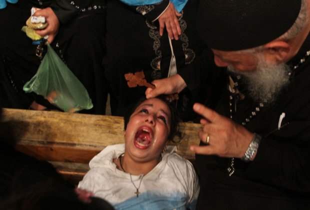 Σε αυτόν τον απόκοσμο καθεδρικό στο Κάιρο Αιγύπτιοι Μουσουλμάνοι έρχονται να εξορκιστούν από Κόπτες Χριστιανούς [βίντεο] | iefimerida.gr 0