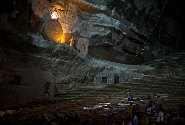 Σε αυτόν τον απόκοσμο καθεδρικό στο Κάιρο Αιγύπτιοι Μουσουλμάνοι έρχονται να εξορκιστούν από Κόπτες Χριστιανούς [βίντεο] | iefimerida.gr 1