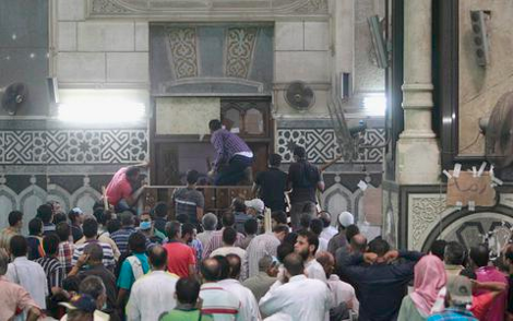 Πυροβολισμοί, δακρυγόνα και ανελέητη πολιορκία στο τέμενος – καταφύγιο οπαδών του Μόρσι [εικόνες&βίντεο] | iefimerida.gr 0