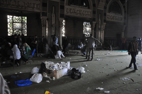 Πυροβολισμοί, δακρυγόνα και ανελέητη πολιορκία στο τέμενος – καταφύγιο οπαδών του Μόρσι [εικόνες&βίντεο] | iefimerida.gr 1