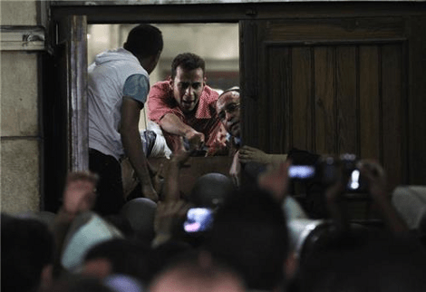 Πυροβολισμοί, δακρυγόνα και ανελέητη πολιορκία στο τέμενος – καταφύγιο οπαδών του Μόρσι [εικόνες&βίντεο] | iefimerida.gr 2