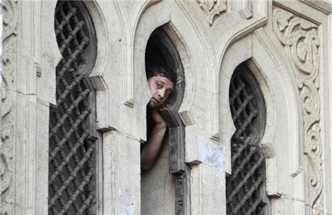 Πυροβολισμοί, δακρυγόνα και ανελέητη πολιορκία στο τέμενος – καταφύγιο οπαδών του Μόρσι [εικόνες&βίντεο] | iefimerida.gr 4