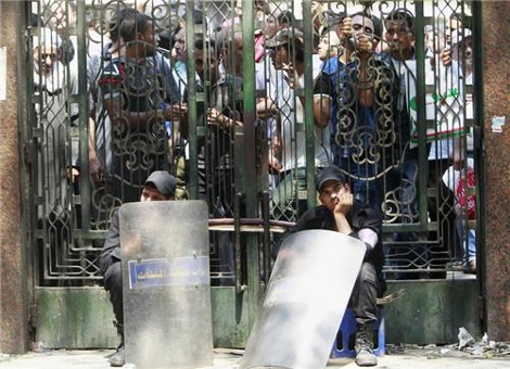 Πυροβολισμοί, δακρυγόνα και ανελέητη πολιορκία στο τέμενος – καταφύγιο οπαδών του Μόρσι [εικόνες&βίντεο] | iefimerida.gr 5