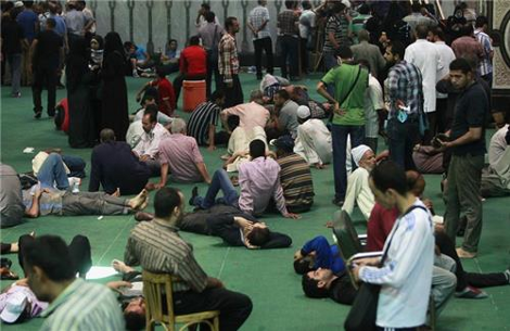 Πυροβολισμοί, δακρυγόνα και ανελέητη πολιορκία στο τέμενος – καταφύγιο οπαδών του Μόρσι [εικόνες&βίντεο] | iefimerida.gr 6