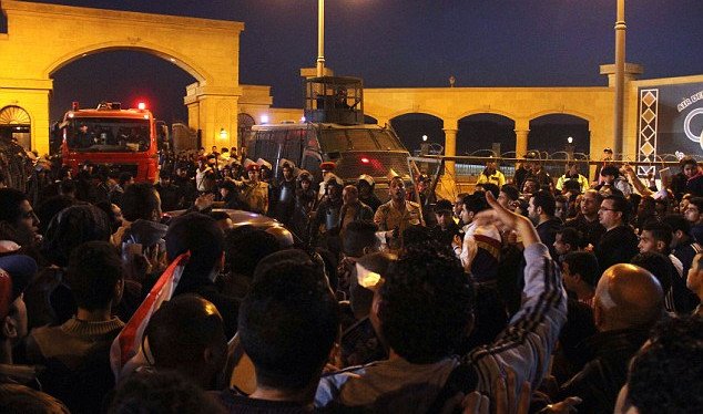 Χάος στην Αίγυπτο: 40 φίλαθλοι νεκροί μετά από συγκρούσεις με την αστυνομία [εικόνες]  | iefimerida.gr 1