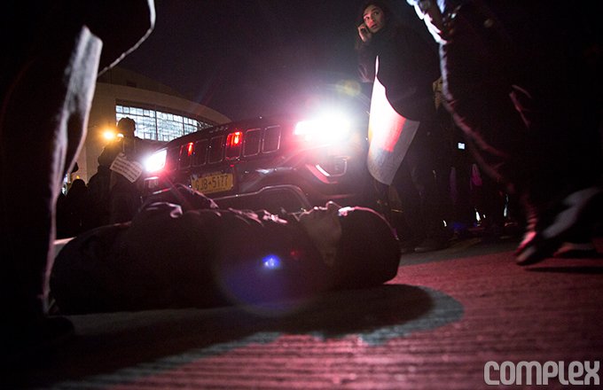 Νέα Υόρκη: Επεισόδια και συλλήψεις για την αθώωση αστυνομικού που στραγγάλισε Αφροαμερικανό [εικόνες & βίντεο] | iefimerida.gr 18