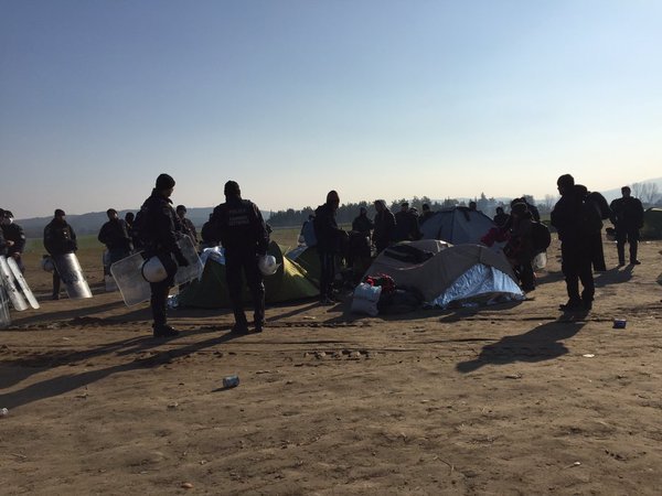 Ειδομένη: Εδειραν τους μετανάστες που δεν ήθελαν να μπουν στο λεωφορείο -Τι μεταδίδει δημοσιογράφος της Telegraph [εικόνες] | iefimerida.gr 5