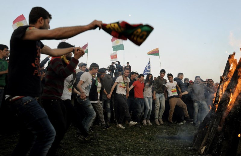 Ειδομένη: Κούρδοι γιόρτασαν την άνοιξη με χορούς και ελληνικές σημαίες [εικόνες] | iefimerida.gr 2