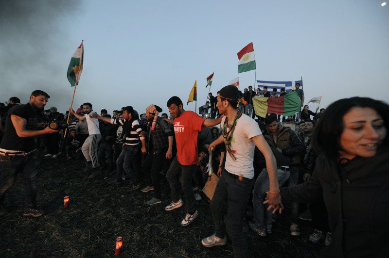 Ειδομένη: Κούρδοι γιόρτασαν την άνοιξη με χορούς και ελληνικές σημαίες [εικόνες] | iefimerida.gr 1