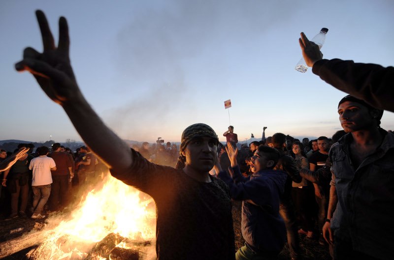 Ειδομένη: Κούρδοι γιόρτασαν την άνοιξη με χορούς και ελληνικές σημαίες [εικόνες] | iefimerida.gr 6