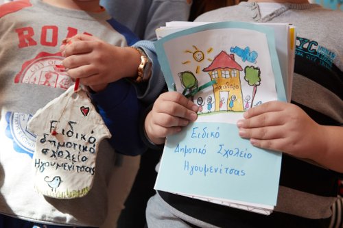 H ιδιαίτερη συνομιλία του Μητσοτάκη στην Ηγουμενίτσα -Τι του ζήτησε μια κοπέλα σε αναπηρικό καροτσάκι [εικόνες] | iefimerida.gr 1