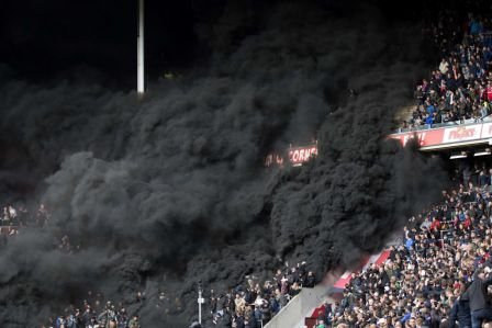 Ολλανδία: 15 τραυματίες σε γήπεδο από... τεράστιο καπνογόνο! [εικόνες] | iefimerida.gr 0