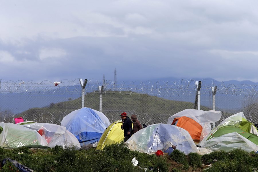 Ειδομένη: Μάχη με τον άνεμο δίνουν οι πρόσφυγες -Ο δυνατός αέρας παίρνει τις σκηνές τους [εικόνες] | iefimerida.gr 0