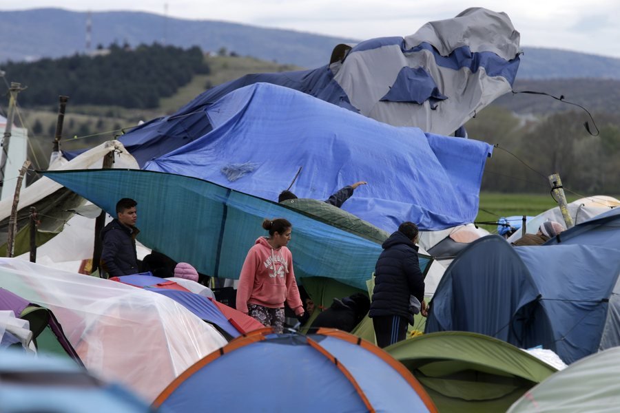 Ειδομένη: Μάχη με τον άνεμο δίνουν οι πρόσφυγες -Ο δυνατός αέρας παίρνει τις σκηνές τους [εικόνες] | iefimerida.gr 3