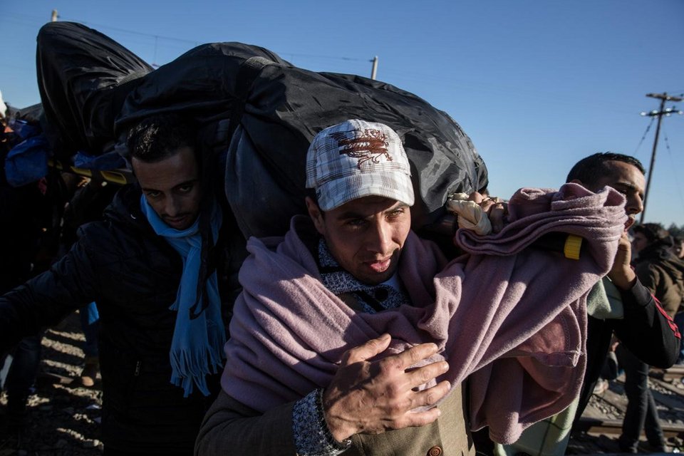 Βράζει η Ειδομένη: Πρόσφυγες περιφέρουν τον 22χρονο Μαροκινό που πέθανε από ηλεκτροπληξία [σκληρές εικόνες] | iefimerida.gr 2