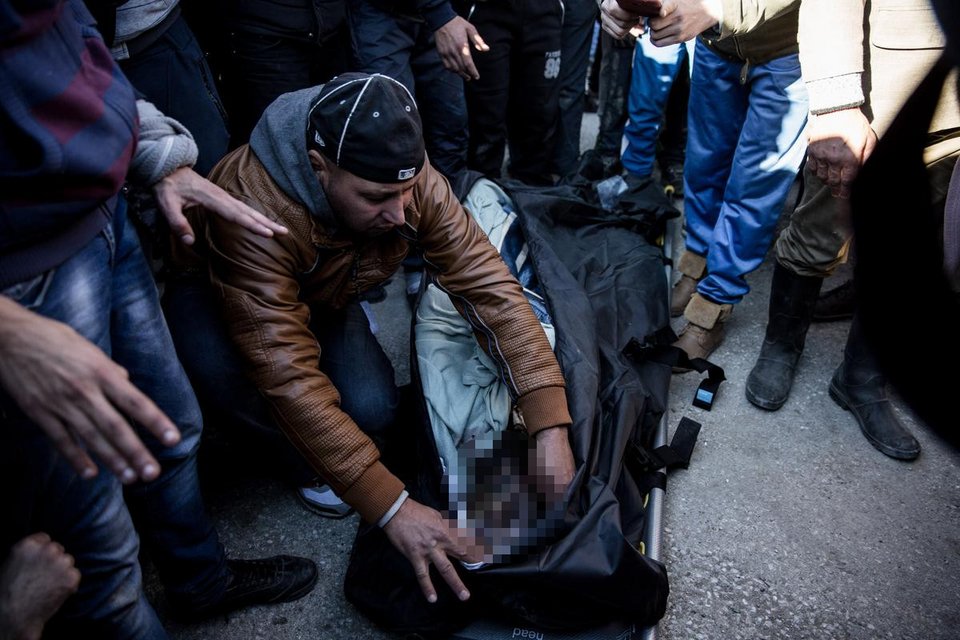 Βράζει η Ειδομένη: Πρόσφυγες περιφέρουν τον 22χρονο Μαροκινό που πέθανε από ηλεκτροπληξία [σκληρές εικόνες] | iefimerida.gr 3