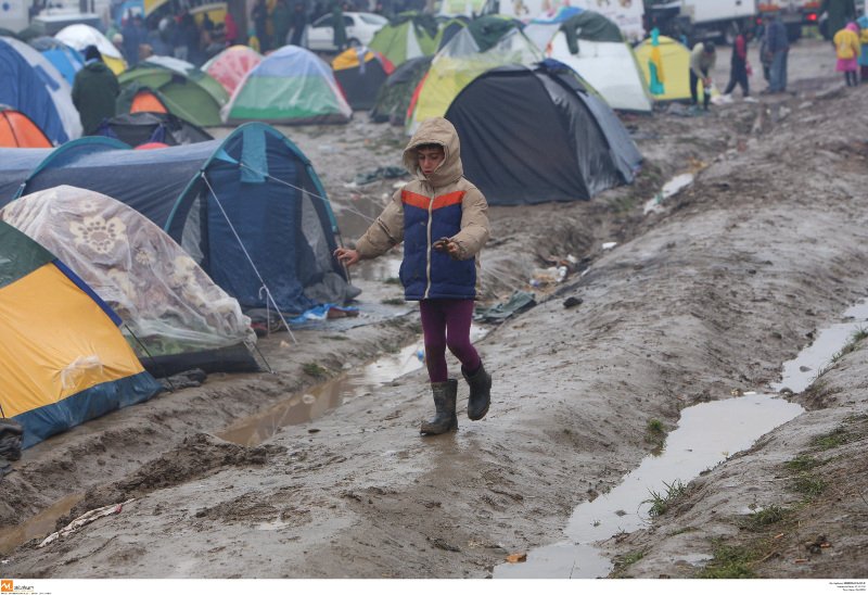 Δεν φεύγουν οι πρόσφυγες από την Ειδομένη: Οχυρώνουν τις σκηνές τους, γράφουν το όνομά τους πάνω τους [εικόνες] | iefimerida.gr 3