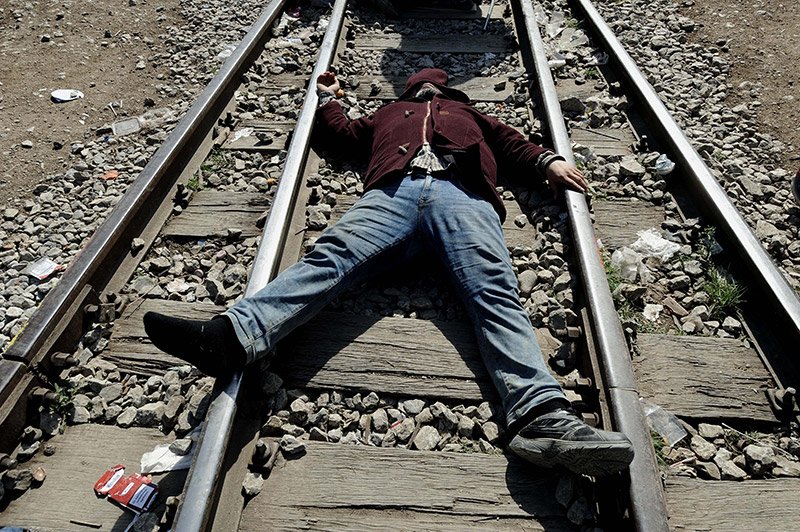 Χάος: Οι πρόσφυγες κατέλαβαν ξανά την σιδηροδρομική γραμμή στην Ειδομένη [εικόνες] | iefimerida.gr 0