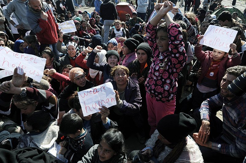 Χάος: Οι πρόσφυγες κατέλαβαν ξανά την σιδηροδρομική γραμμή στην Ειδομένη [εικόνες] | iefimerida.gr 1