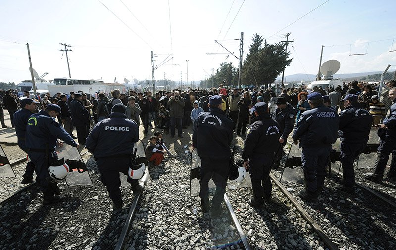 Χάος: Οι πρόσφυγες κατέλαβαν ξανά την σιδηροδρομική γραμμή στην Ειδομένη [εικόνες] | iefimerida.gr 2