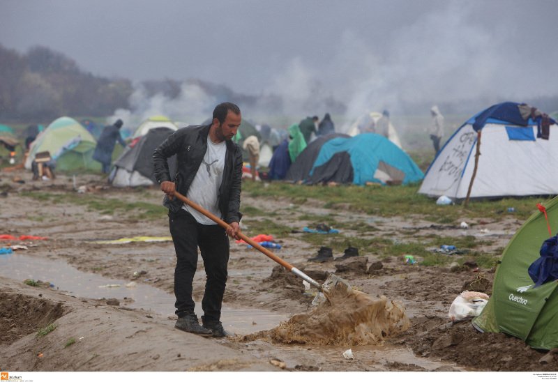 Δεν φεύγουν οι πρόσφυγες από την Ειδομένη: Οχυρώνουν τις σκηνές τους, γράφουν το όνομά τους πάνω τους [εικόνες] | iefimerida.gr 1