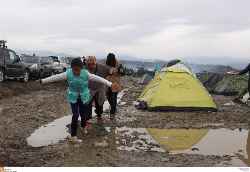 Δεν φεύγουν οι πρόσφυγες από την Ειδομένη: Οχυρώνουν τις σκηνές τους, γράφουν το όνομά τους πάνω τους [εικόνες] | iefimerida.gr 4