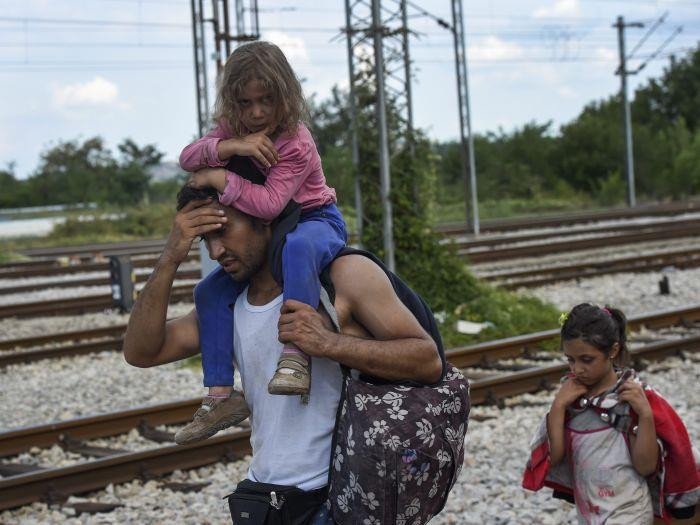 Εκρυθμη η κατάσταση στα Ελληνοσκοπιανά σύνορα: Χιλιάδες οι μετανάστες που περιμένουν... [εικόνες] | iefimerida.gr 3