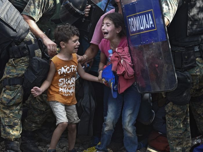 Εκρυθμη η κατάσταση στα Ελληνοσκοπιανά σύνορα: Χιλιάδες οι μετανάστες που περιμένουν... [εικόνες] | iefimerida.gr 7