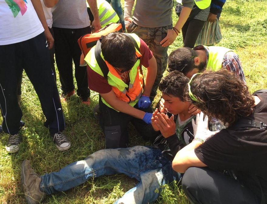 Νέα ένταση στην Ειδομένη -Πέταξαν πάλι χειροβομβίδες κρότου λάμψης οι Σκοπιανοί [εικόνες & βίντεο] | iefimerida.gr 1