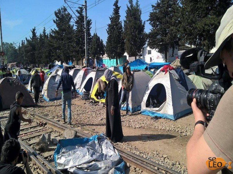 Αποτυχία της ΕΛ.ΑΣ. στην Ειδομένη -Οι πρόσφυγες απέκλεισαν ξανά τη σιδηροδρομική γραμμή [εικόνες] | iefimerida.gr 3