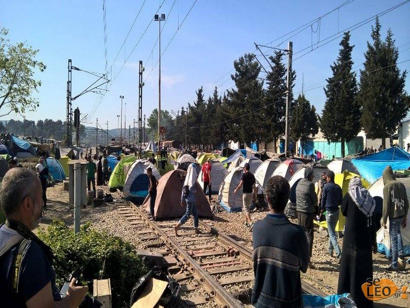 Αποτυχία της ΕΛ.ΑΣ. στην Ειδομένη -Οι πρόσφυγες απέκλεισαν ξανά τη σιδηροδρομική γραμμή [εικόνες] | iefimerida.gr 2