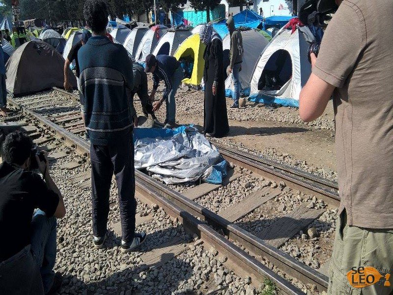 Αποτυχία της ΕΛ.ΑΣ. στην Ειδομένη -Οι πρόσφυγες απέκλεισαν ξανά τη σιδηροδρομική γραμμή [εικόνες] | iefimerida.gr 1