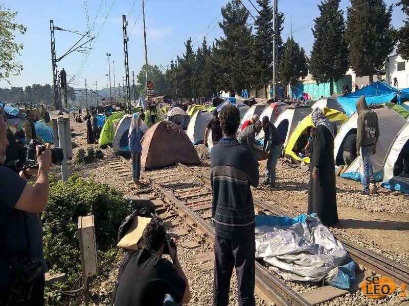 Αποτυχία της ΕΛ.ΑΣ. στην Ειδομένη -Οι πρόσφυγες απέκλεισαν ξανά τη σιδηροδρομική γραμμή [εικόνες] | iefimerida.gr 0