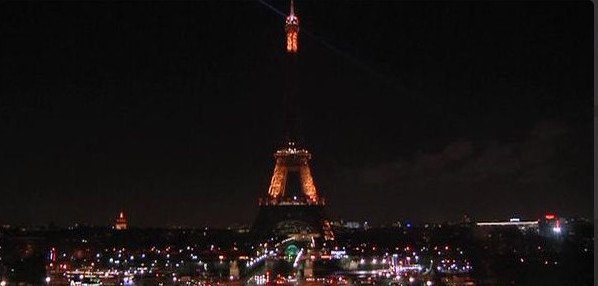 Συγκλονιστικός φόρος τιμής στα θύματα του Charlie Hebdo: Καρέ-καρέ τα φώτα στον Πύργο του Άιφελ σβήνουν [εικόνες & βίντεο] | iefimerida.gr 1