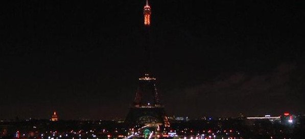 Συγκλονιστικός φόρος τιμής στα θύματα του Charlie Hebdo: Καρέ-καρέ τα φώτα στον Πύργο του Άιφελ σβήνουν [εικόνες & βίντεο] | iefimerida.gr 2