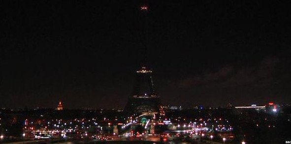 Συγκλονιστικός φόρος τιμής στα θύματα του Charlie Hebdo: Καρέ-καρέ τα φώτα στον Πύργο του Άιφελ σβήνουν [εικόνες & βίντεο] | iefimerida.gr 3