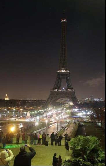 Συγκλονιστικός φόρος τιμής στα θύματα του Charlie Hebdo: Καρέ-καρέ τα φώτα στον Πύργο του Άιφελ σβήνουν [εικόνες & βίντεο] | iefimerida.gr 4