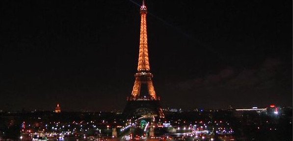 Συγκλονιστικός φόρος τιμής στα θύματα του Charlie Hebdo: Καρέ-καρέ τα φώτα στον Πύργο του Άιφελ σβήνουν [εικόνες & βίντεο] | iefimerida.gr 0