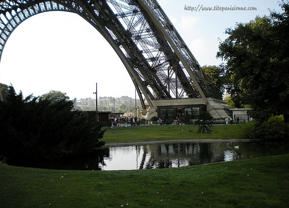 «Τείχος» 3 μέτρων γύρω από τον Πύργο του Αϊφελ -«Το Παρίσι δεν είναι πια γιορτή» [εικόνες] | iefimerida.gr 2