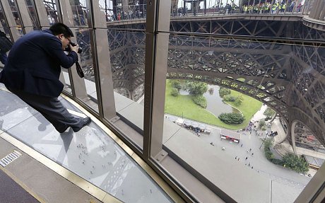 Λίφτινγκ 30 εκατ. στον Πύργο του Αιφελ -Απέκτησε γυάλινα πατώματα [εικόνες] | iefimerida.gr 0