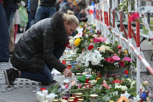 Ο Πύργος του Αϊφελ έγινε το σύμβολο της τρομοκρατικής επίθεσης στο Παρίσι [εικόνες] | iefimerida.gr 1