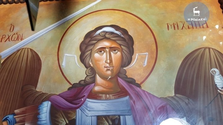 Ρόδος: Υποστηρίζουν ότι δάκρυσε η εικόνα του Αρχάγγελου Μιχαήλ [εικόνες] | iefimerida.gr 1