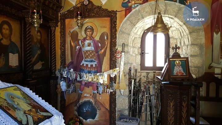 Ρόδος: Υποστηρίζουν ότι δάκρυσε η εικόνα του Αρχάγγελου Μιχαήλ [εικόνες] | iefimerida.gr 3