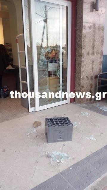 Θεσσαλονίκη: Διάρρηξη σε σούπερ μάρκετ -Κόπηκε από γυαλιά ο ένας ληστής [εικόνες & βίντεο] | iefimerida.gr 0